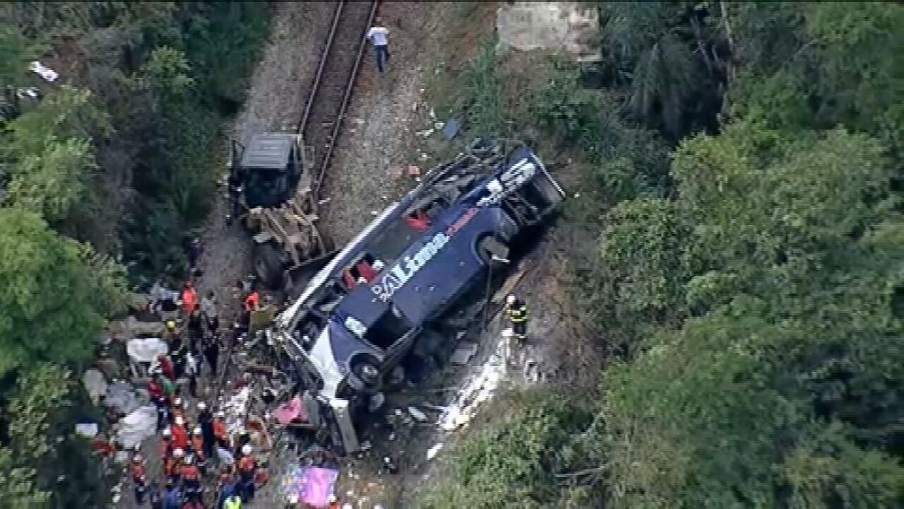 Ônibus que caiu de viaduto não tinha autorização para transportar turistas, segundo ANTT