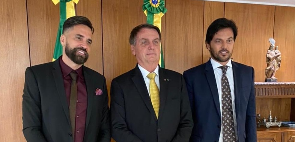Da esquerda para a direita: cantor Latino, o presidente Jair Bolsonaro e o ministro Fábio Faria (Comunicações) — Foto: Reprodução/@Latinooficial