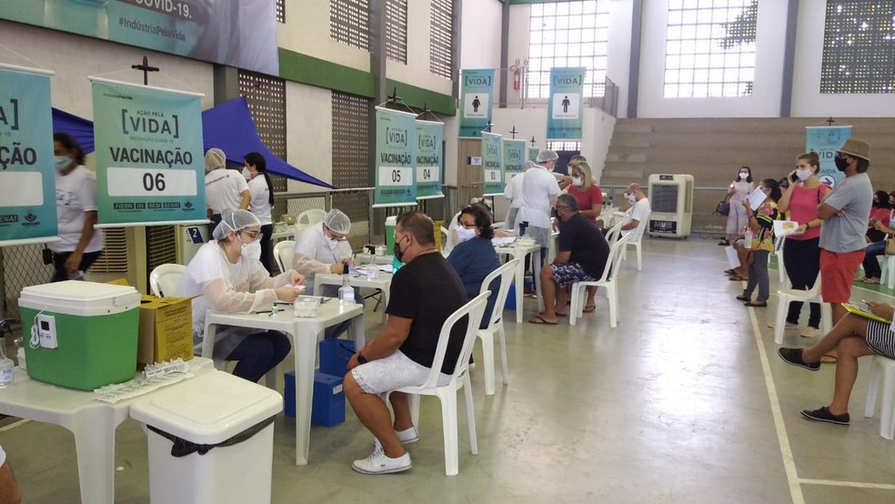 Aplicação da 1ª dose das vacinas acontece no Ginásio do Sesi, em Mossoró — Foto: Hugo Andrade/Inter TV Costa Branca