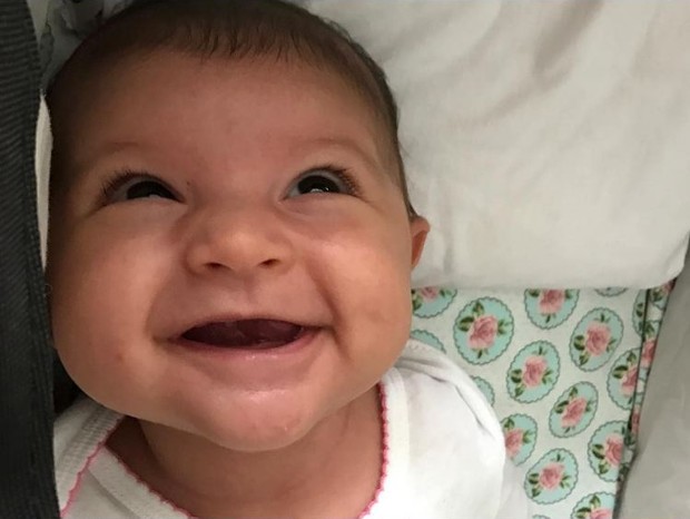 A pequena Nina, filha de Carol Castro, em clique sorridente feito pela mamãe coruja (Foto: Reprodução Instagram)