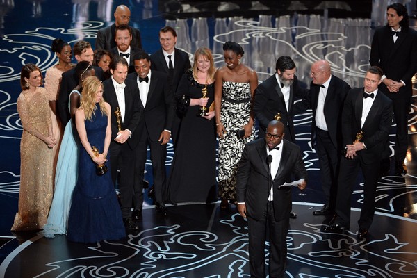 Elenco e equipe de '12 Anos de Escravidão' recebendo o prêmio de Melhor Filme no Oscar (Foto: Getty Images)