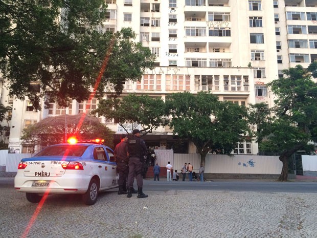 Viaturas da Polícia Militar permanecem em frente ao prédio desde a madrugada desta terça (Foto: Matheus Rodrigues/G1)