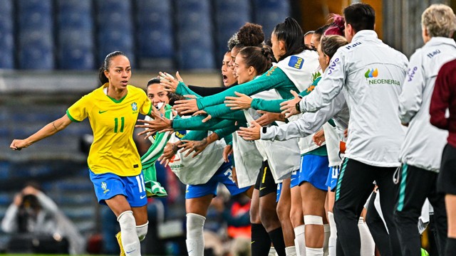 Adriana comemora com o banco de reservas o gol do Brasil contra a Itália