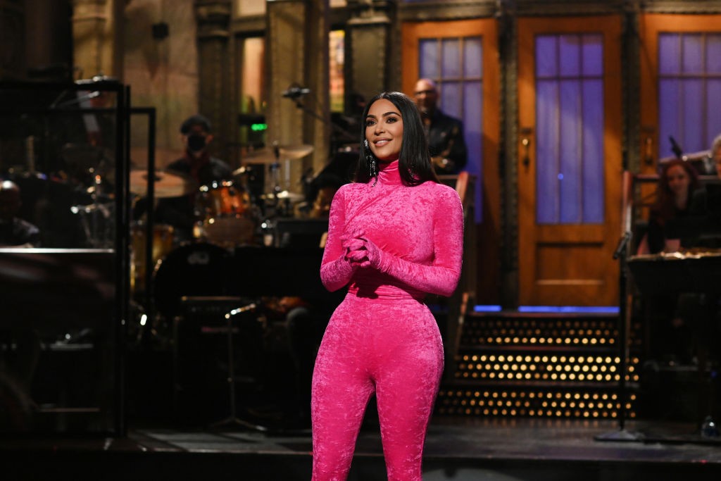 SATURDAY NIGHT LIVE -- "Kim Kardashian West" Episode 1807 -- Pictured: Host Kim Kardashian West during the monologue on Saturday, October 9, 2021 -- (Photo By: Rosalind O'Connor/NBC/NBCU Photo Bank via Getty Images) (Foto: NBCU Photo Bank via Getty Images)