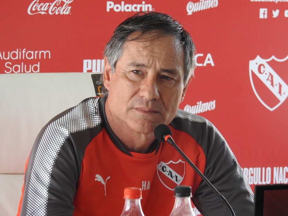 Técnico Ariel Holan teria sido vítima de tentativa de extorsão por parte de torcedores (Foto: Fred Gomes / GloboEsporte.com)