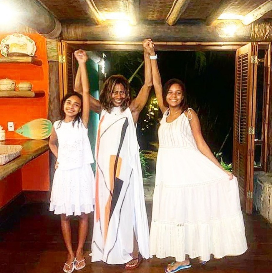 Jornalista Gloria Maria posa ao lado das duas filhas às vésperas réveillon de 2021