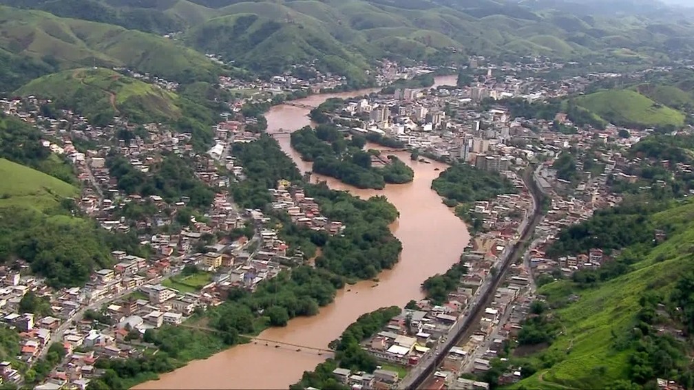 Água barrenta no Rio Paraíba do Sul, no RJ — Foto: Reprodução/ TV Globo