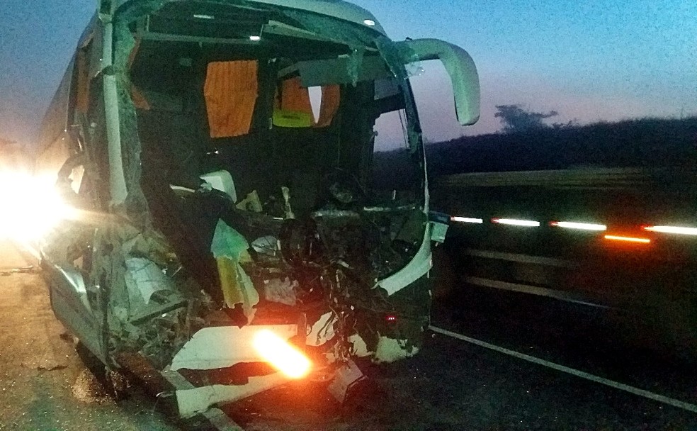 Frente do Ã´nibus ficou destruÃ­da em acidente com estudantes da USP na FernÃ£o Dias (Foto: PolÃ­cia RodoviÃ¡ria Federal)