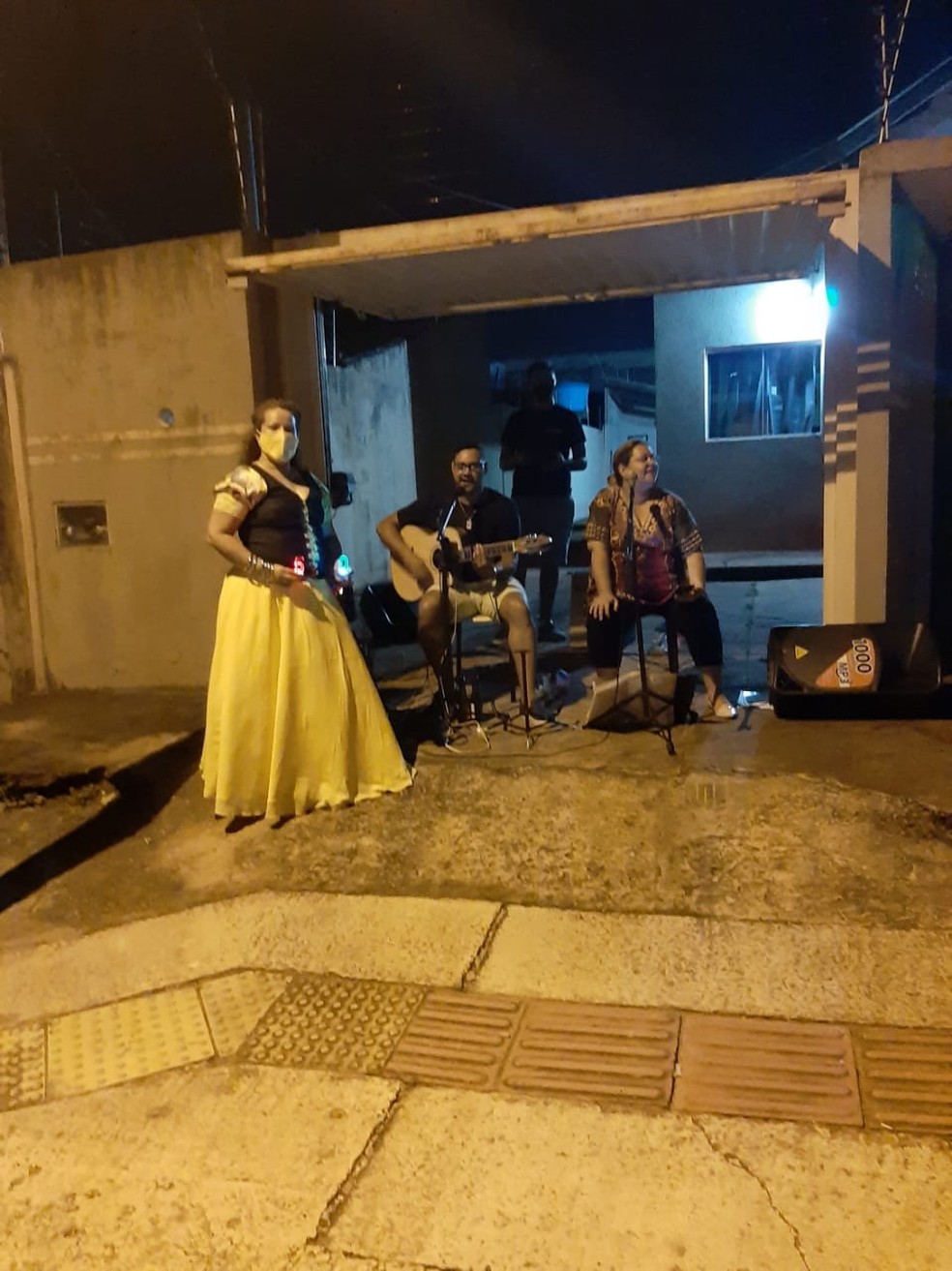 Vizinhos tocaram músicas que a aniversariante escolheu durante aniversário em MS — Foto: Sandra Mara/Divulgação