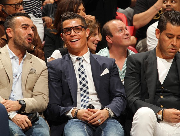 Estiloso CR7 vai a jogo da NBA e ganha mimo de diretores do Miami