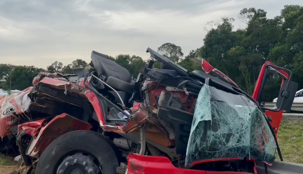 Dois motoristas morreram após colisão traseira em Palhoça (SC) — Foto: Corpo de Bombeiros Militar/Reprodução