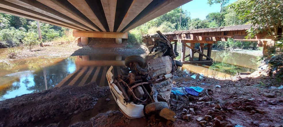 Veículo caiu em uma parte seca do Rio Braço Norte — Foto: Corpo de Bombeiros