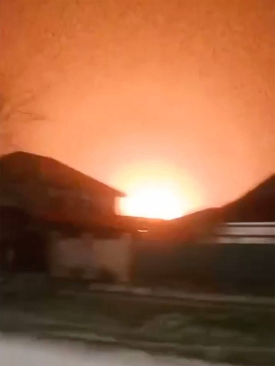 Imagens mostram o momento da explosão do carregamento de mísseis, que gerou uma bola de fogo na região