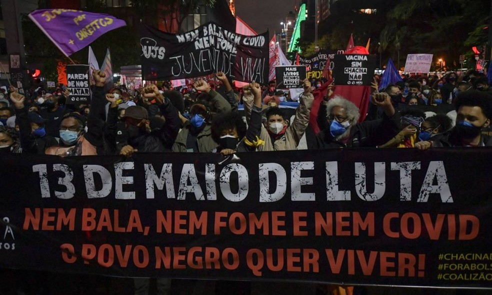 Ato de ativistas do movimento negro em São Paulo — Foto: NELSON ALMEIDA / AFP