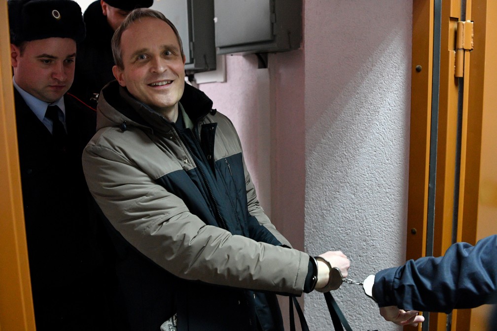Dennis Christensen é escoltado após veredito que o condenou nesta terça-feira (6) em corte de Oryol, na Rússia — Foto: Mladen Antonov/ AFP