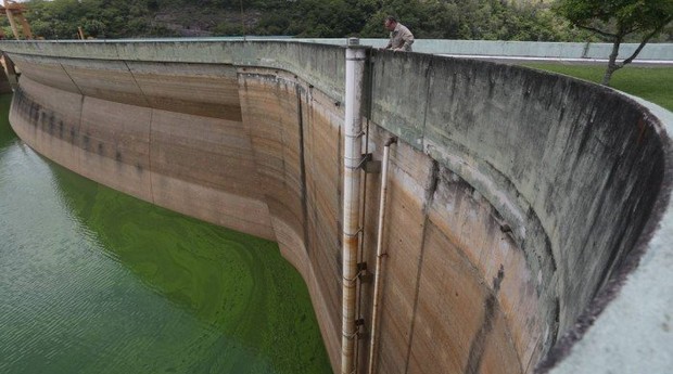 Reservatorios baixos fazem empresa renovar o uso da água. Reservatório da barragem de Funil com menos de 30% de sua capacidade (Foto: Agência O Globo)