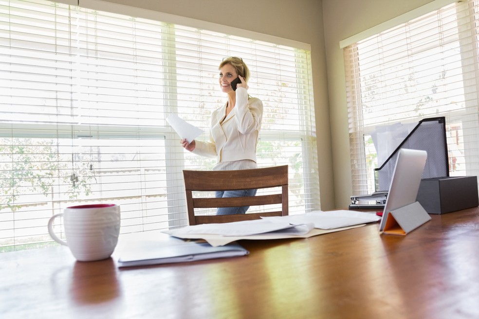 Caminhar por alguns minutos a cada hora de trabalho no escritório ou no home office pode fazer toda a diferença na saúde — Foto: Istock Getty Images
