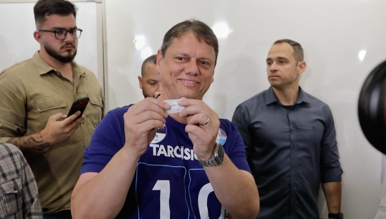 Tarcísio é reeleito governador de São Paulo em uma disputa acirrada