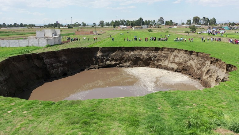 An aerial view of a sinkhole found in a farmland in Santa Maria Zacatepec, Puebla, Mexico May 30, 2021 is shown in this screen grab obtained from a social media video. Agencia Es Imagen/via REUTERS THIS IMAGE HAS BEEN SUPPLIED BY A THIRD PARTY. MANDATORY  (Foto: AGENCIA ES IMAGEN via REUTERS)