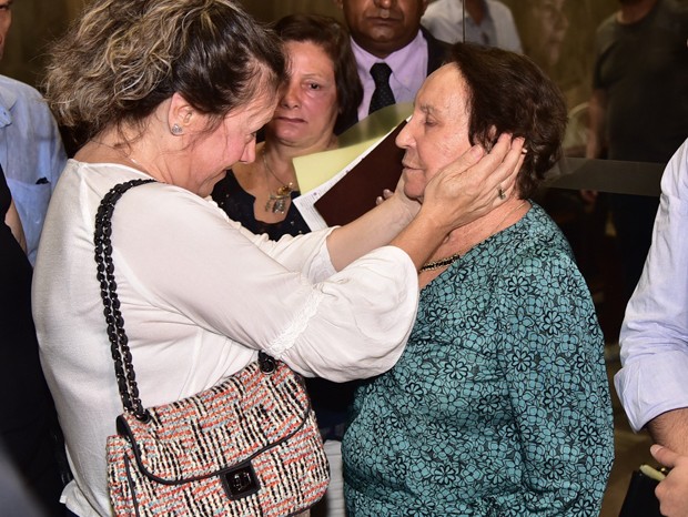 Dona Maria do Céu, mãe de Gugu Liberato, recebe carinho em missa de sétimo dia do filho (Foto: Francisco Cepeda e Marcelo Sá Barretto/AgNews)
