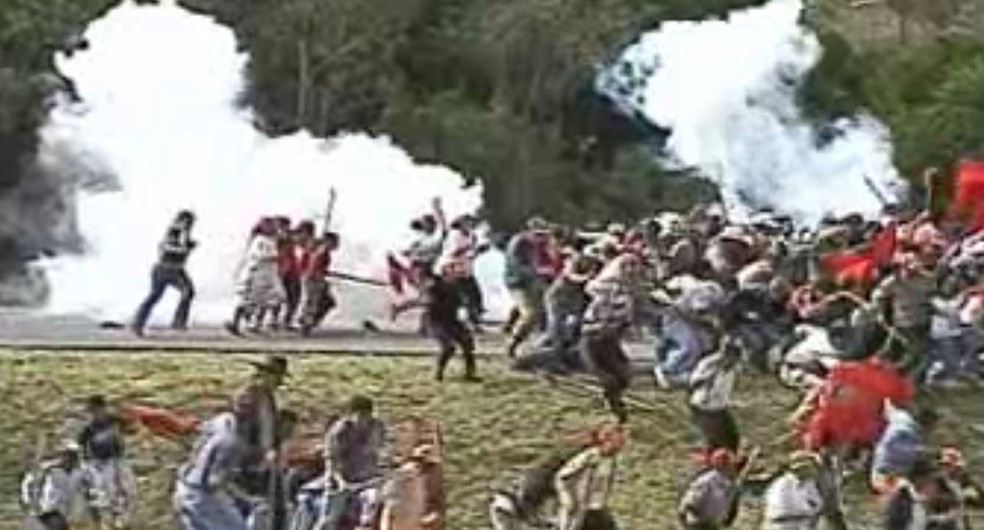 Conflito aconteceu quando movimento sem terra tentava chegar a Curitiba para manifestação — Foto: Arquivo RPC