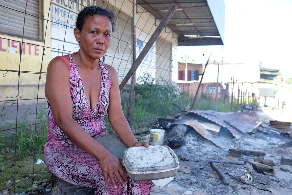 A venezuelana Mariver Guevara, de 42 anos, teve o barraco onde vivia incendiado por manifestantes (Foto: InaÃª BrandÃ£o/G1 RR)
