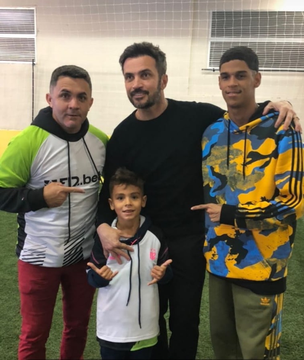 Kaynan Andrade em foto com o pai, Mário Andrade (à esquerda), Falcão (ao centro) e Luva de Pedreio (à esquerda) — Foto: Reprodução/Instagram