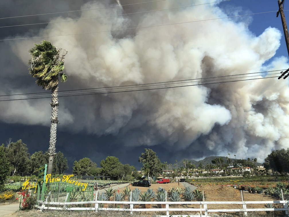 Fumaça de incêndio avança sobre Malibu, Califórnia — Foto: Ben Watkins/Cortesia à AP