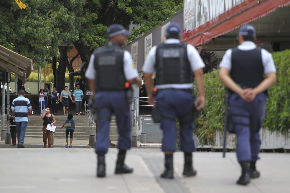 Trio de policiais militares andando no Setor Comercial Sul, no DF (Foto: Andre Borges/Agência Brasília)