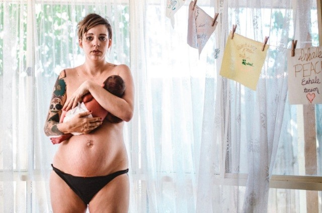 Mãe mostra corpo pós-parto (Foto: Lacey Barratt da  Lacey Barratt Photography )