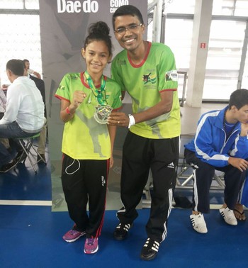 Liriel Dara, de 12 anos, exibe a medalha de Ouro da Copa do Brasil de Taekwondo, ao lado do técnico Leddinho (Foto: Liriel Dara/Arquivo Pessoal)