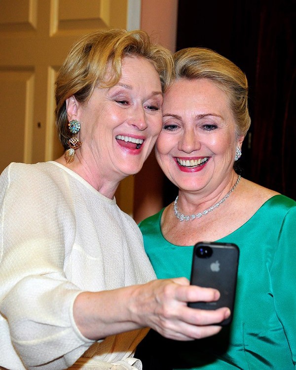 Meryl Streep, a rainha de Hollywood, e Hillary Clinton, a mulher mais poderosa do governo uniram forças nessa foto (Foto: Getty Images)