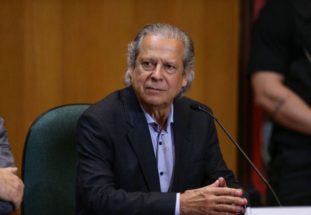 O ex-ministro da Casa Civil José Dirceu presta depoimento a CPI que investiga corrupção na Petrobras (Foto: Giuliano Gomes/ PRPRESS)