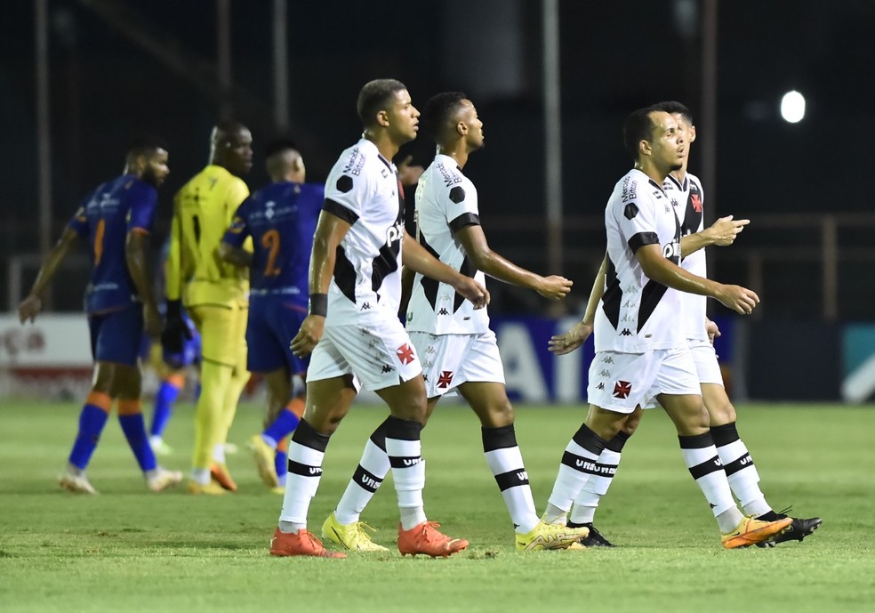 Jogadores do Vasco em partida contra o Audax � Foto: Andr� Dur�o