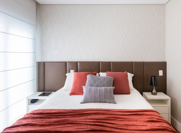 Mesmo seguindo a paleta de cores neutra, no quarto do casal a arquiteta seguiu tons de bege, marrom, além de colocar um toque de cor nas almofadas e na manta. A cabeceira é da Wg design. (Foto: Fernando Crescenti/Divulgação) Mesmo seguindo a paleta de cores neutra, no quarto do casal a arquiteta seguiu tons de bege, marrom, além de colocar um toque de cor nas almofadas e na manta. A cabeceira é da Wg design. (Foto: Fernando Crescenti/Divulgação)