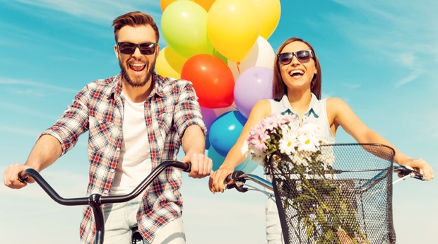 felicidade, bicicleta, amor, casal, baloes (Foto: ThinkStock)