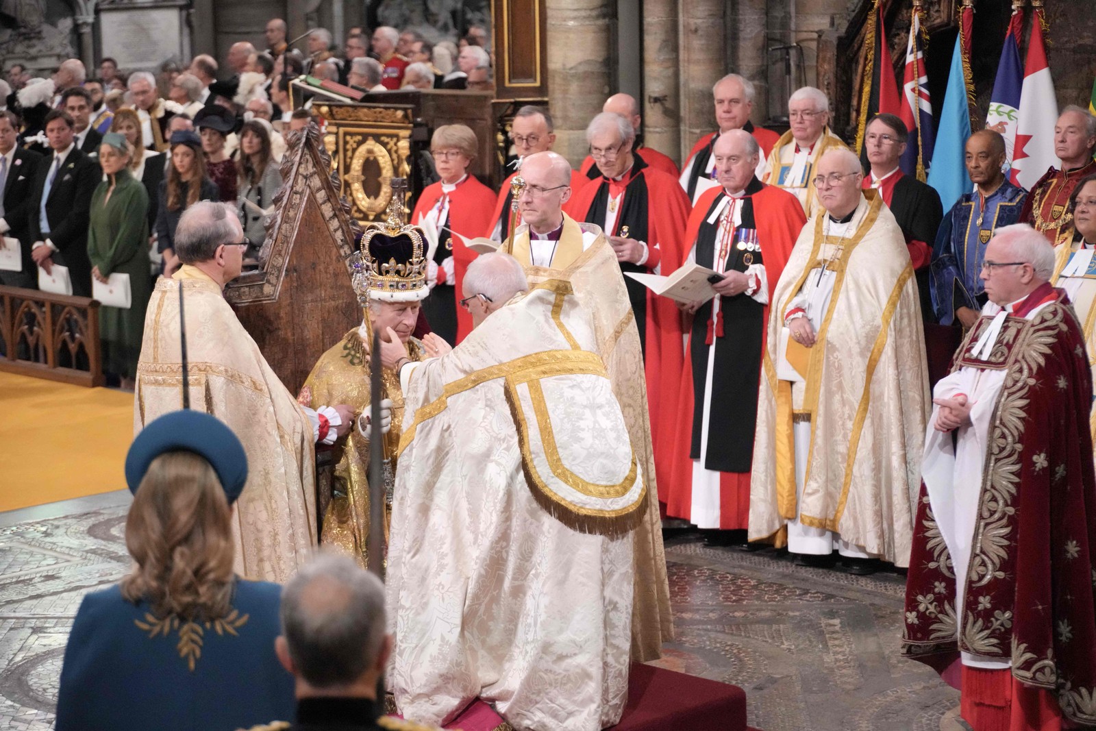 O Arcebispo de Canterbury, Justin Welby, coloca a Coroa de Santo Eduardo na cabeça do rei Charles III — Foto: Jonathan Brady / POOL / AFP