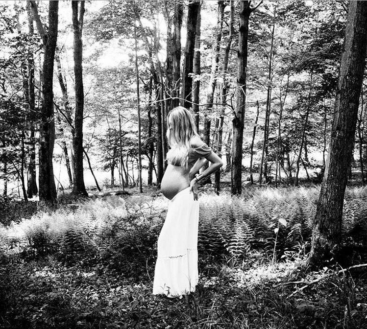 Na reta final da gravidez, Candice Swanepoel exibe o barrigão em clique inspirador (Foto: Reprodução/Instagram)