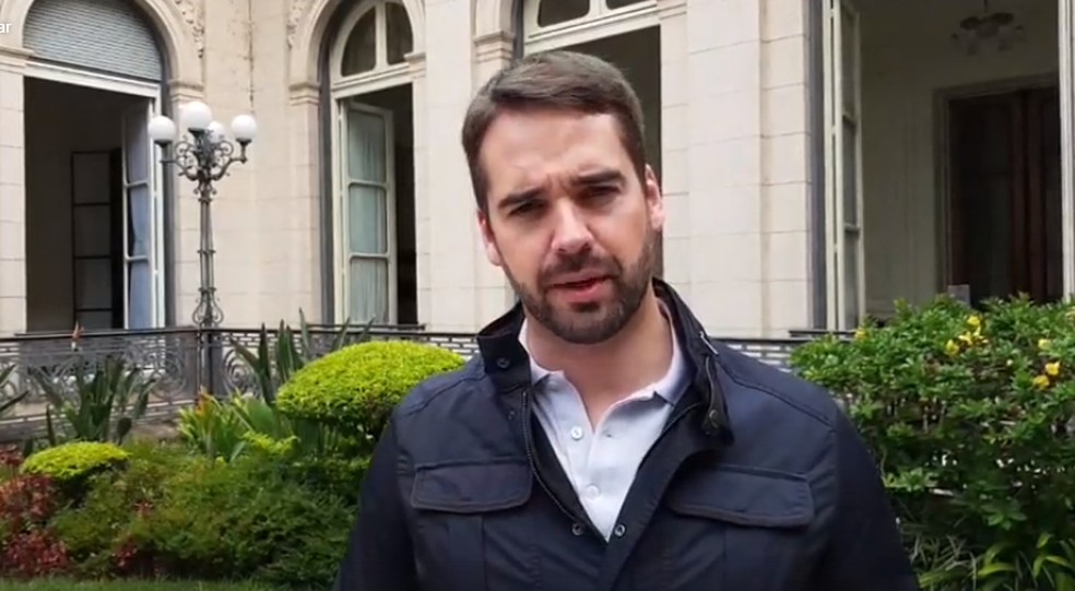 Governador Eduardo Leite em transmissão ao vivo pela internet, na manhã desta sexta (10). — Foto: Facebook/Reprodução