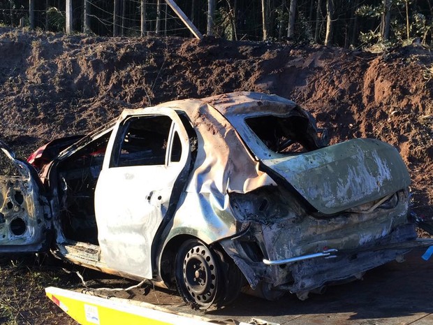 Carro ficou destruído após pegar fogo em capotagem em Itirapina (Foto: Centrovias)