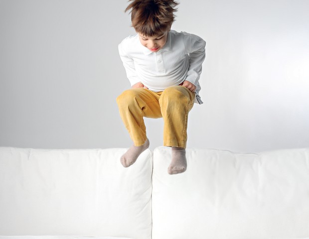 TDAH; menino; pulando; brincando (Foto: Shutterstock)