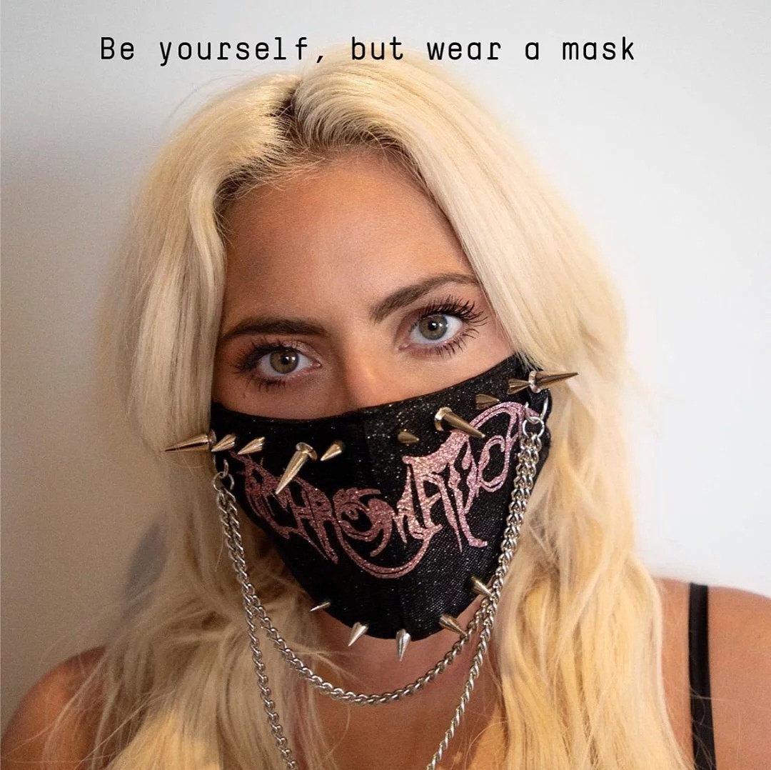 Lady Gaga usa máscara com spikes e cordinha de corrente (Foto: Reprodução)