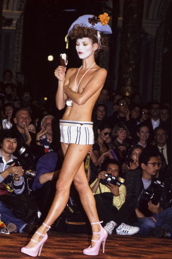 Kate Moss au défilé Vivienne Westwood, Prêt-à-Porter, collection été 1994 à Paris en octobre 1993, France. (Photo by ARNAL/GARCIA/Gamma-Rapho via Getty Images) (Foto: Gamma-Rapho via Getty Images)