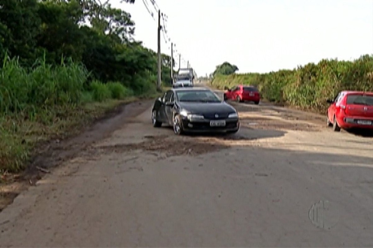Buracos na Estrada do Rio Acima, em Biritiba Mirim, dificultam a vida