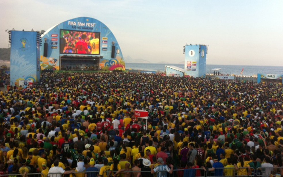 Fifa Fan Fest recebeu milhares de torcedores na orla de Copacabana durante a Copa do Rio — Foto: Isabela Marinho / G1