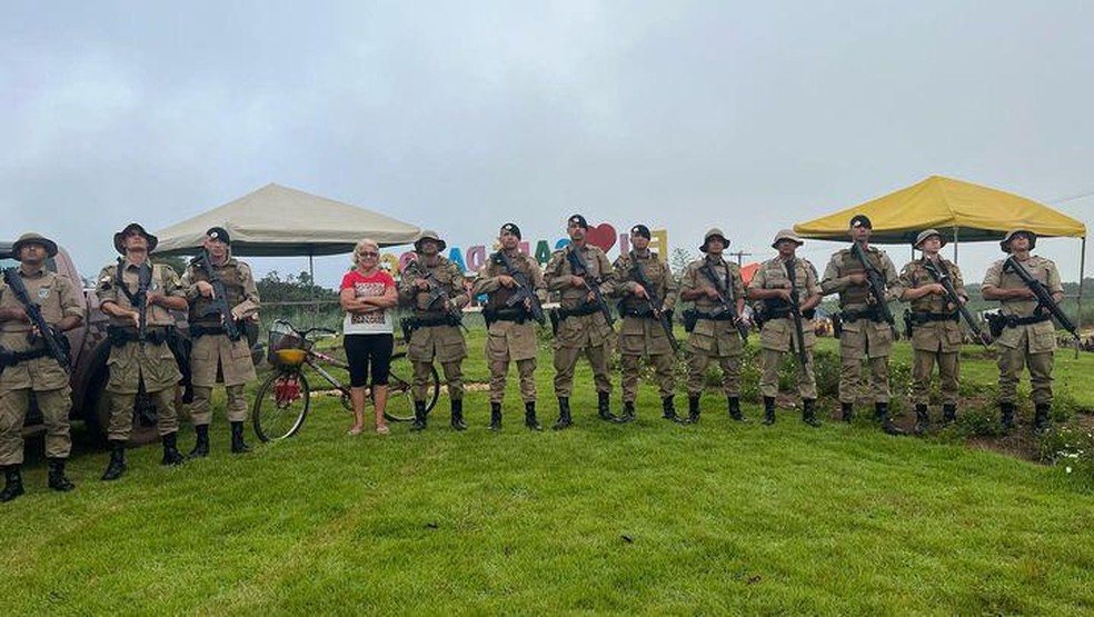 Moradora leva café e bolo para policiais que estão há cinco dias na caçada por suspeitos no Tocantins — Foto: Divulgação