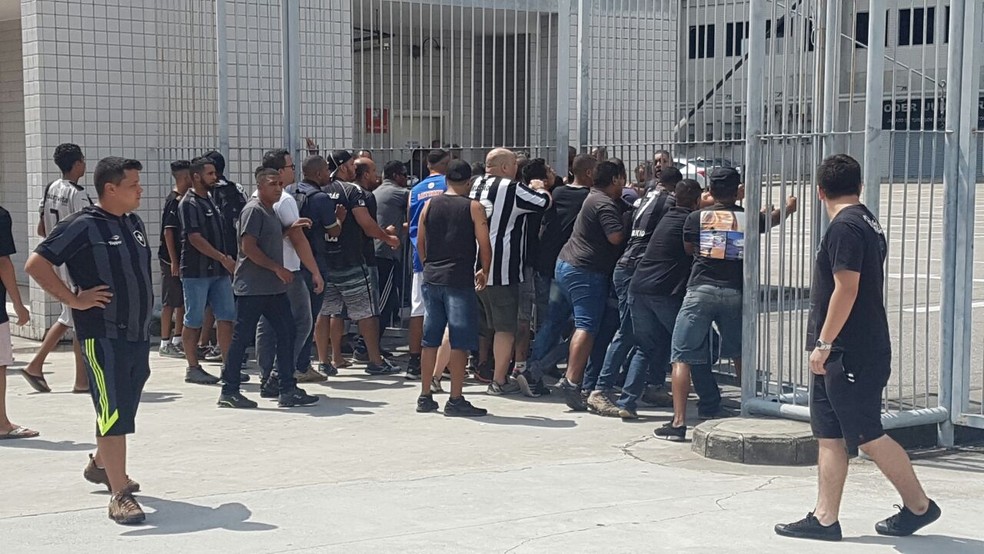 Grupo de torcedores invade o estádio Nilton Santos para protestar contra fase do Botafogo (Foto: Marcelo Baltar)