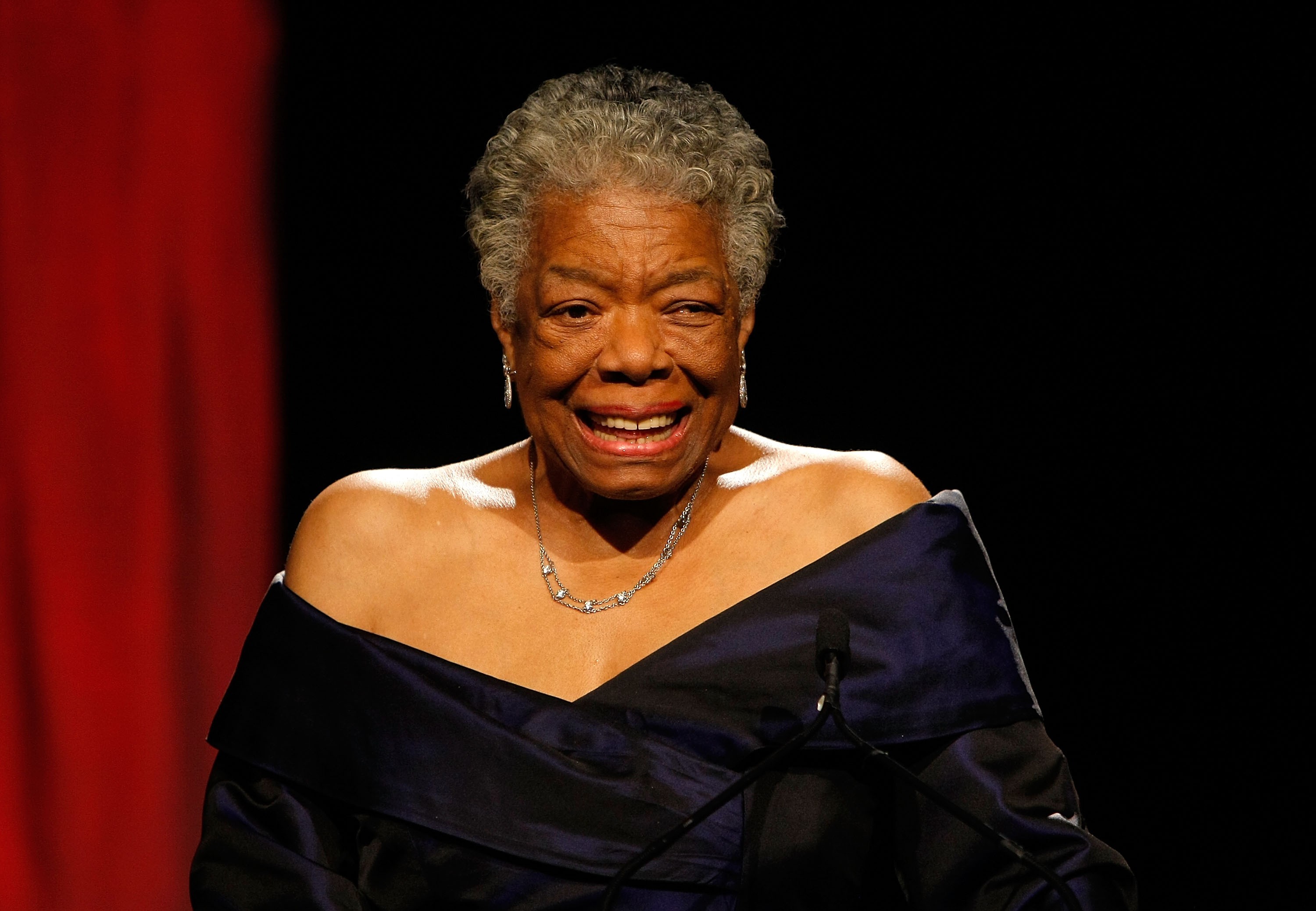 Escritora Maya Angelou se torna a 1ª mulher negra a estampar moeda de dólar (Foto: Getty Images)