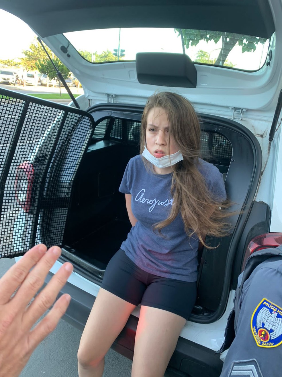Tamara Romina Ramos Dimas foi presa em flagrante depois de invadir prédio e roubar dinheiro e joias de moradoras — Foto: Reprodução/TV Gazeta