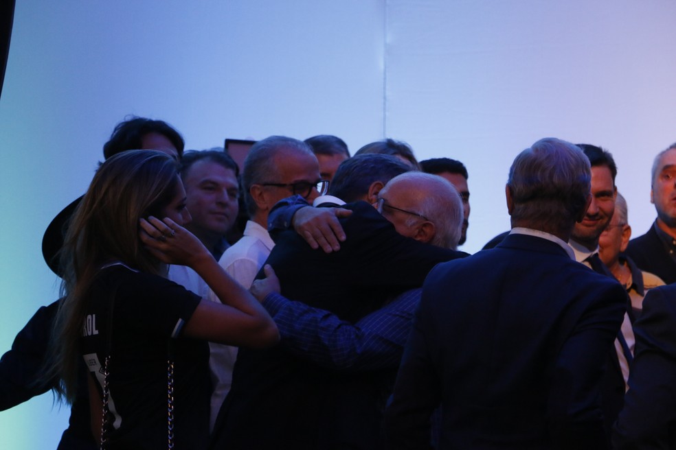 Abraço de Romildo em Renato após discurso — Foto: Eduardo Moura